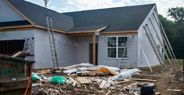 Стіни почали руйнуватися: сім'я змушена знести свій будинок після 3-річного ремонту (фото)