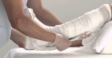 "Сломал ногу и лежит напротив фасада": в Черновцах мужчина выпрыгнул из окна ВВК