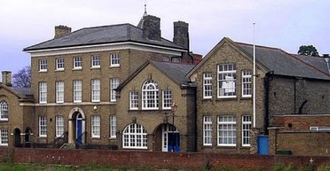 Будут полезны коммунистам: Китай массово "захватывает" школы в Британии