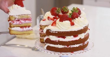 Универсальный и очень вкусный десерт: пошаговый рецепт бисквитного торта со сметанным кремом и фруктами