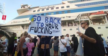 Круизный лайнер с россиянами снова зашел в порт Батуми, его встретили протестами (видео)