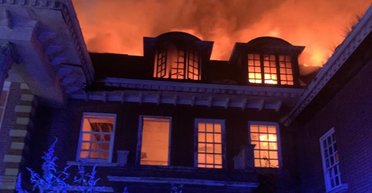 Покинутий маєток вартістю $32 млн загорівся на одній із найбагатших вулиць світу (фото)