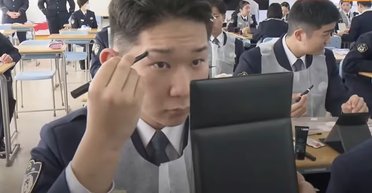 Полицейская академия обучает курсантов-мужчин искусству макияжа: зачем им такие навыки