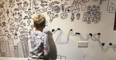 Лаяли за "каракулі" на уроках: школяр уклав вигідну угоду з Nike (фото)