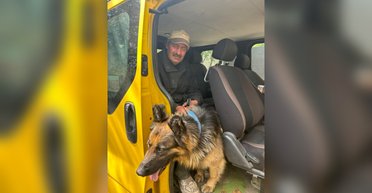 15 кілометрів пішки: чоловік зі своїм псом вийшов під обстрілами з Вовчанська (фото)