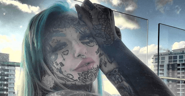 Модель, покрытая татуировками, решила вернуть естественную внешность: фото до и после