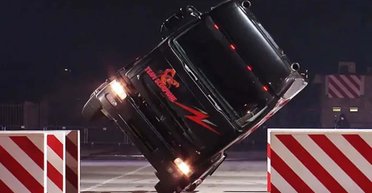 Небезпечний трюк: каскадер встановив незвичайний світовий рекорд на вантажівці (відео)