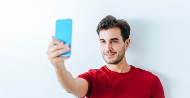 Жінка викрила зраду чоловіка за однією деталлю на знімку (фото)