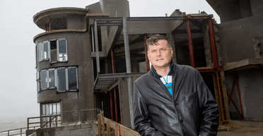 Чоловік витратив 7 мільйонів фунтів на будівництво будинку, який тепер нікому не потрібен