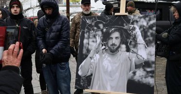 На Майдані в Києві попрощалися з поетом і військовим Максимом Кривцовим (фото, відео)