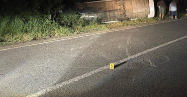 Возвращались с экскурсии: в Винницкой области автобус с детьми слетел с дороги (фото)