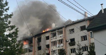 Пуски 28 ракет, влучання в будинки та загиблі цивільні: деталі нічного обстрілу України (відео)