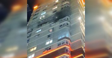 Почернело и дымит: в Ростове неизвестный объект влетел в многоэтажку (видео)