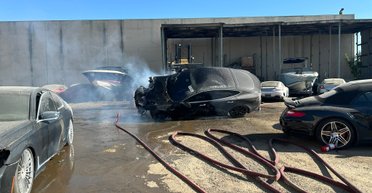 Электромобиль Tesla самовоспламенился после нескольких месяцев на свалке (фото, видео)