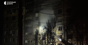 "Люди под завалами": в Днепре российский "Шахед" влетел в жилую многоэтажку (фото, видео)