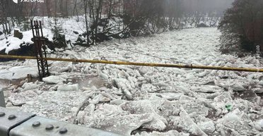 Опасное зрелище: в Украине из-за резкого потепления начался ледоход на реках (видео)