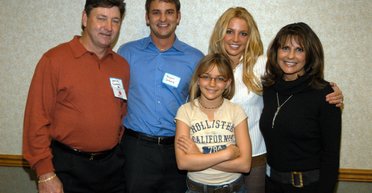 Мама Брітні Спірс намагається повернутися в життя співачки