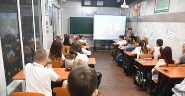 Подземные школы, выбитые окна, дистанционное обучение: как дети Украины начали учебный год во время войны