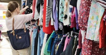 Жінка вполювала на "секонді" светр за $48, але дарма не глянула на етикетку (фото)