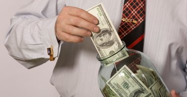 Деньги под замком. Что будет с вкладами после запрета досрочного снятия депозитов