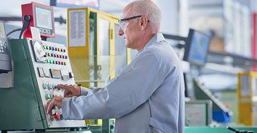 Всем нужны пенсионеры: как компании привлекают специалистов и сколько им платят