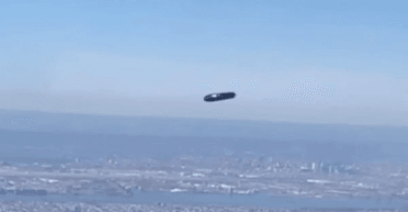 Схожий на НЛО: жінка побачила в небі над Нью-Йорком "літаючий циліндр" (відео)