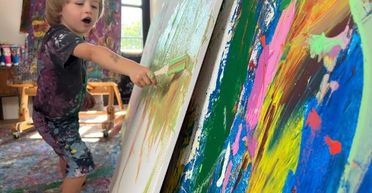 2-летний мальчик, которого называют "маленьким Пикассо", продал картину за 250 тысяч фунтов