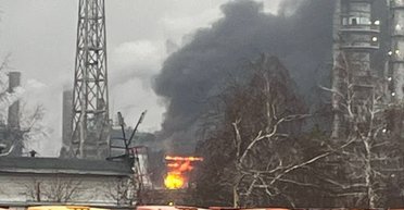 В российском Нижнекамске неожиданно загорелся завод нефтехимической промышленности (видео)