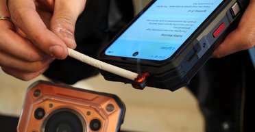 Смартфон із прикурювачем і акумулятором 20 000 мАг: новинка з Китаю здивувала експерта (відео)