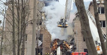 Ракетный удар по Кривому Рогу: из-под завалов достали тело первой погибшей