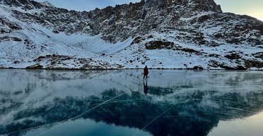 Пара каталася на ковзанах й побачила під товщею льоду щось жахливе (фото)