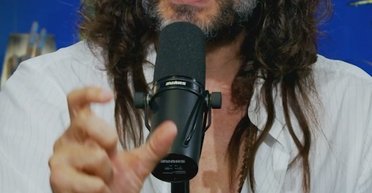 Коміка й ексчоловіка Кеті Перрі Расселла Бренда звинуватили в зґвалтуваннях