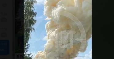 Евакуюють людей: у Підмосков'ї біля АЗС горить склад кисневих акумуляторів (відео)