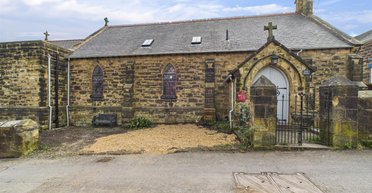 Стару церкву з вівтарем і дзвоном переобладнали на будинок і виставили на продаж (фото)