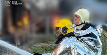 Массированный удар по Киевщине: на промышленном объекте не могут ликвидировать пожар (фото, видео)