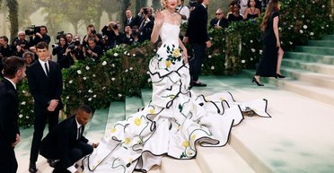 2,8 млн бусинок: на создание образа Джиджи Хадид для Met Gala 2024 ушло 13 500 часов (фото)