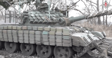 Еще одна версия: в РФ показали Т-62М обшитым динамической защитой и с противоминным тралом