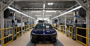 Быстрее Tesla: в США выпустили сверхмощный электромобиль с запасом хода 800 км (фото)
