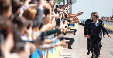 "Підколи", поцілунок у стрибку і селфі: чим запам'яталась інавгурація Зеленського (фото)