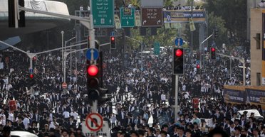 В Израиле вспыхнули протесты: молодежь блокирует дороги из-за арестов уклонистов от призыва (видео)