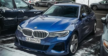 Развивает 300 км/ч: в Киеве заметили редкий заряженный седан BMW (фото)