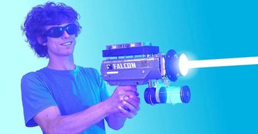 Блогер создал самый мощный в мире ручной лазер: для чего он ему понадобился (видео)