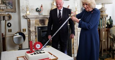 Королева Камілла продемонструвала навички володіння мечем, розрізавши святковий торт (фото)