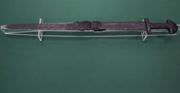 Нашел во время купания: сотрудник польского музея вытащил из реки древний меч (фото)