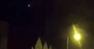 "Що це було": батько із сином помітили загадкове сяйво в нічному небі (фото)