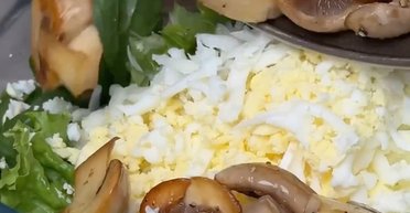 Салат із беконом, яйцем і грибами: неймовірний рецепт від учасниці "МастерШеф"