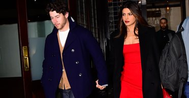 Пріянка Чопра в розкішній червоній сукні сходила на побачення з чоловіком (фото)