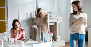 Дівчина "краде" гроші у дружини щоразу після того, як вона робить щось не так