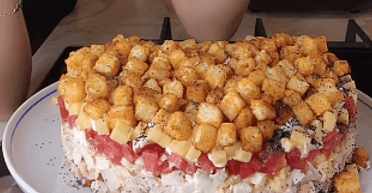 Незвичайний смак і яскраві інгредієнти: рецепт салату з сухариками, маком і куркою (відео)