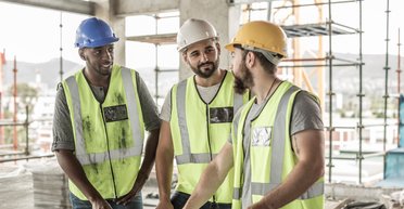 Без знания языка и опыта: как украинские беженцы завоевывают рынок труда ЕС и сколько зарабатывают